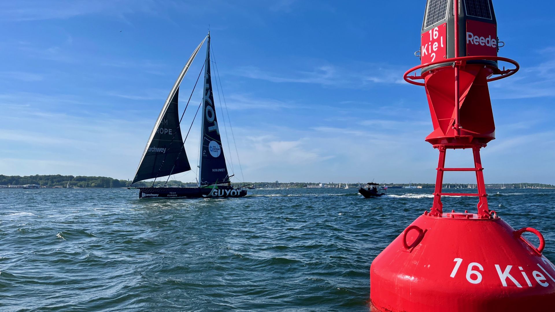 Bild von der Kieler Förde mit Tonne